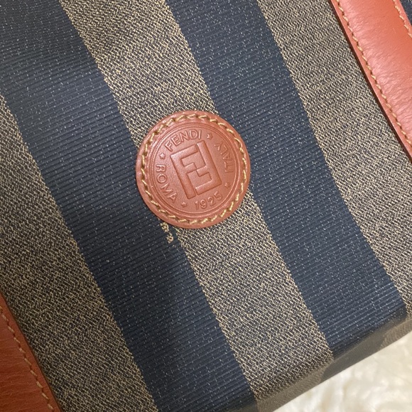 Fendi travel bag size 40 -great preloved condition -firm on price-firm - Picture 8 of 15